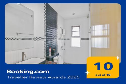 een badkamer met douche, wastafel en spiegel bij Phuket-Chalong 3-Bedrooms 240m2 Private XLarge Family Villa in Chalong 