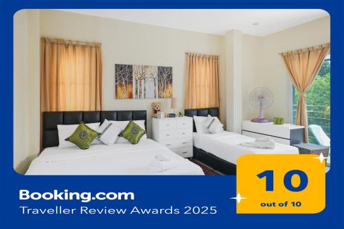 een hotelkamer met twee bedden en een raam bij Phuket-Chalong 3-Bedrooms 240m2 Private XLarge Family Villa in Chalong 