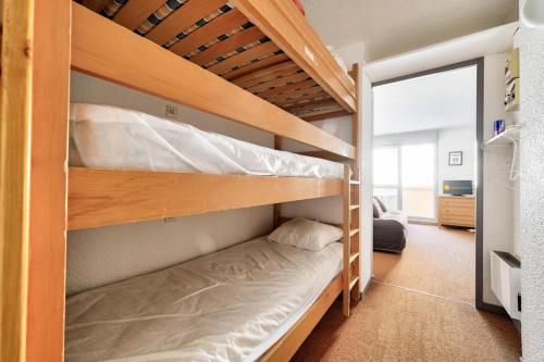 une chambre avec deux lits superposés dans l'établissement Les Horizons - maeva Home - Studio 4 personnes - Confort MAE-4161, à La Mongie