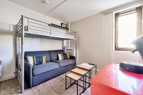 - un salon avec un canapé et des lits superposés dans l'établissement Résidence Le Tourmalet - maeva Home - Studio 3 personnes - Confort MAE-5281, à La Mongie