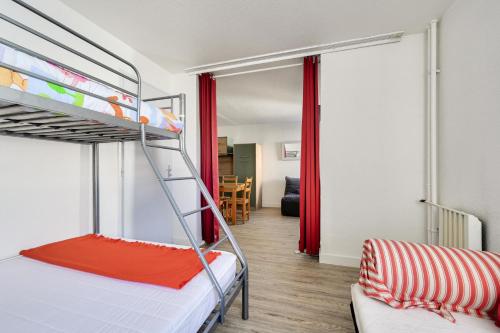 une chambre avec un lit superposé et un salon dans l'établissement Résidence Le Tourmalet - maeva Home - Studio 4 personnes - Prestige MAE-0501, à La Mongie