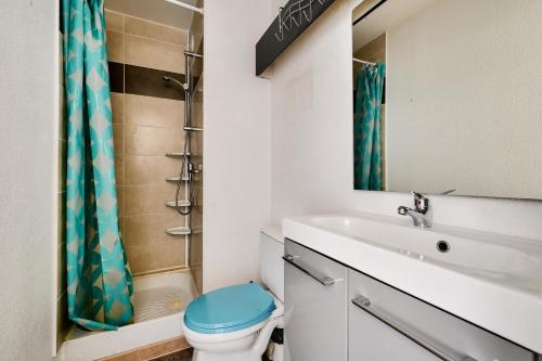 une salle de bain avec toilettes et lavabo dans l'établissement Résidence Le Tourmalet - maeva Home - Studio 3 personnes - Confort MAE-5281, à La Mongie