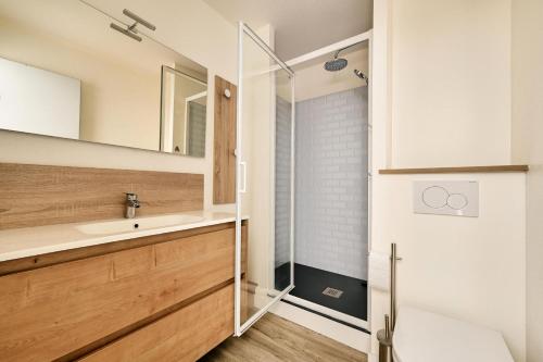 une salle de bain avec douche et lavabo dans l'établissement Résidence Le Tourmalet - maeva Home - Studio 4 personnes - Prestige MAE-0501, à La Mongie
