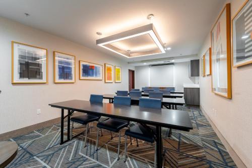a classroom with tables and chairs in a room at Holiday Inn Express & Suites Frazier Park by IHG in Lebec