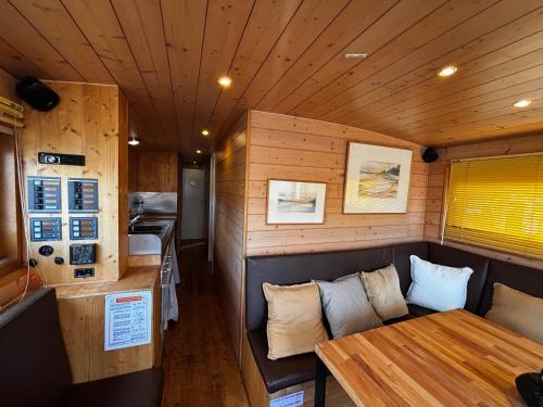 une salle à manger avec un canapé et une table dans l'établissement L'erre sauvage, à Blain