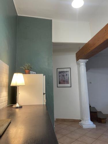 un salon avec une lampe et un pilier dans l'établissement Duplex Nîmes 5 Rue Sainte Catherine, à Nîmes