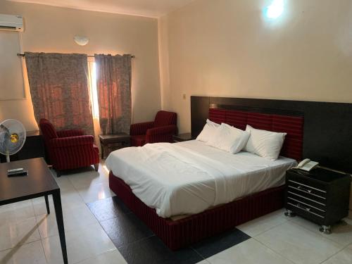 Postel nebo postele na pokoji v ubytování ACI Hotel & Suites, Ondo