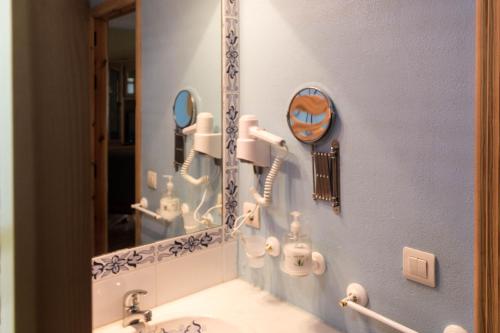 baño con espejo y lavabo en Apartamento Atlanterra Playa, en Zahara de los Atunes