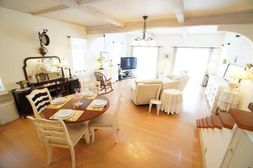 a dining room and living room with a table and chairs at karuizawa villa Baum in miyota in Miyota