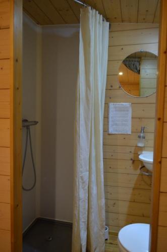 une salle de bain avec toilettes et rideau de douche dans l'établissement L'erre sauvage, à Blain