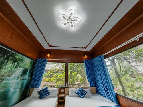 a room with two beds and a window with a butterfly on the ceiling at Green Valley Homestay - Thung Lũng Xanh in Nguyên Ngoại