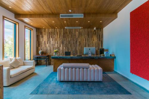 a living room with a white couch and a red wall at Yueyangli Garden Hotel in Baisha