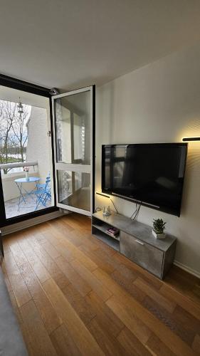 TV a/nebo společenská místnost v ubytování Ruby room - 20 min to Paris