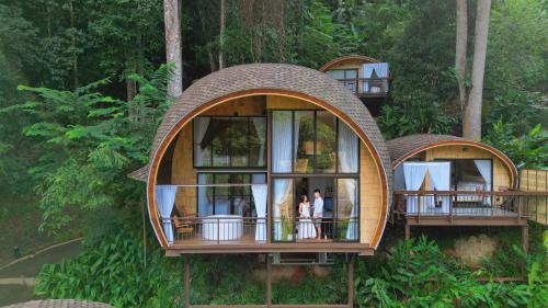 Taman di luar T-Story Mae kampong