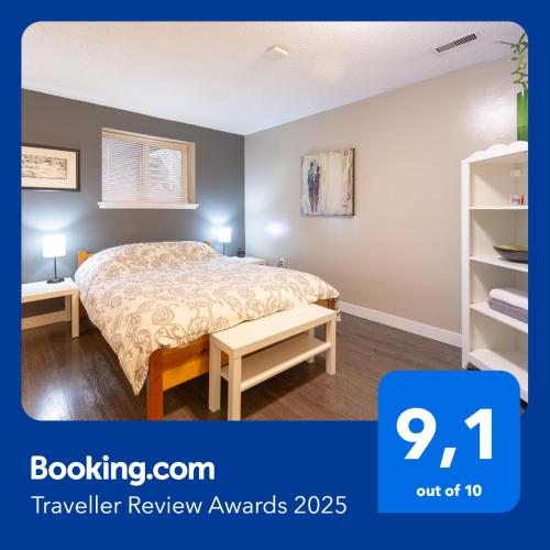 ein Schlafzimmer mit einem Bett und einem Bücherregal in der Unterkunft Suite Sunrise in Vancouver