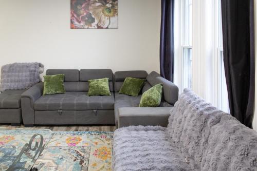 Afbeelding uit fotogalerij van Downtown Apartment 6-7 people in Bowmanville