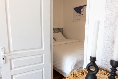une porte menant à une chambre avec un lit dans l'établissement La Cosy - Sleep in La Ciotat, à La Ciotat