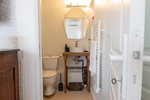une salle de bain avec toilettes et lavabo dans l'établissement La Cosy - Sleep in La Ciotat, à La Ciotat