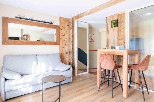 un salon avec un canapé, une table et des chaises dans l'établissement Le Monnet, à Annecy