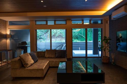 Ruang duduk di EZRA VILLA shirahama