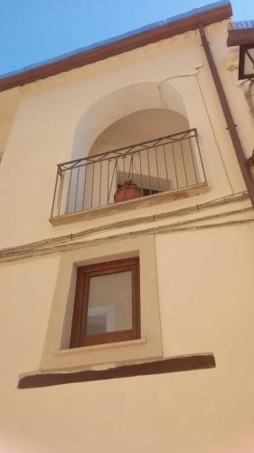 a balcony with a flower pot on a building at Casa vacanze Pietro e Michela in Giungano
