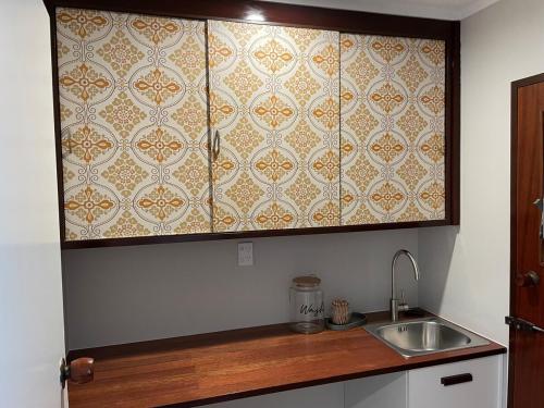Una cocina o cocineta en Sensational St Clair!