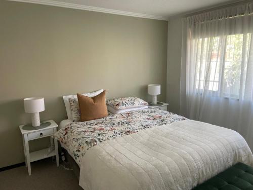 Una cama o camas en una habitación de Sensational St Clair!