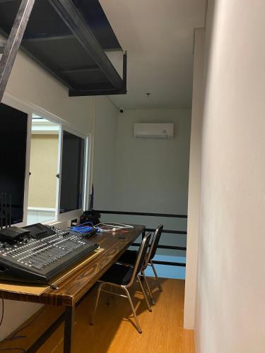 Una televisión o centro de entretenimiento en Griya Pastoral