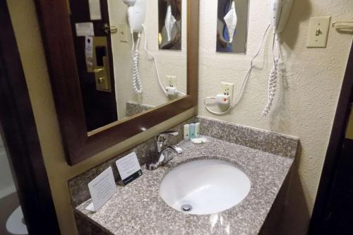 Ένα μπάνιο στο Quality Inn DFW Airport North - Irving