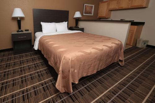 Ένα ή περισσότερα κρεβάτια σε δωμάτιο στο Quality Inn DFW Airport North - Irving