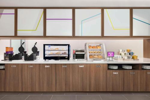 aasteryastery with a counter with aasteryasteryasteryasteryasteryasteryasteryastery at Home2 Suites By Hilton San Juan in San Juan