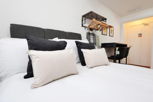 Ένα ή περισσότερα κρεβάτια σε δωμάτιο στο The Alltwen Apartments