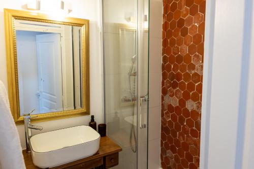 La salle de bains est pourvue de toilettes et d'une douche avec un miroir. dans l'établissement La Family - Sleep in La Ciotat, à La Ciotat