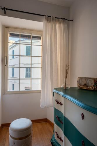 a room with a dresser and a window at Appartamento La Bottega del Sarto in Palestrina