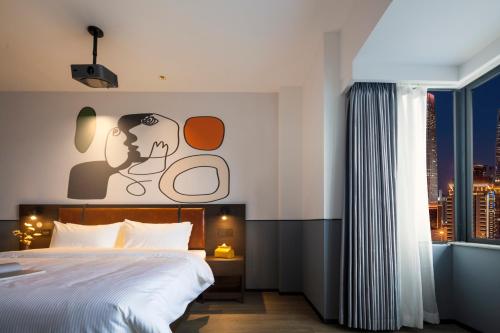 a bedroom with a bed with a picture of a couple at Mcsrh Hotel-Chengdu Hongpailou in Chengdu