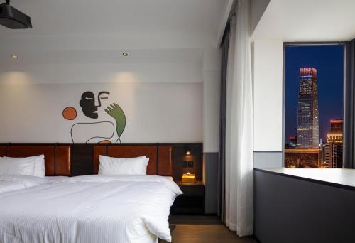 a hotel room with a bed and a window at Mcsrh Hotel-Chengdu Hongpailou in Chengdu