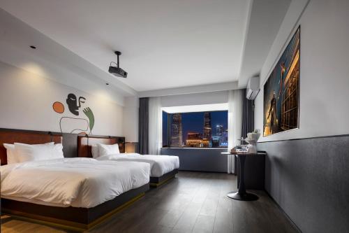 a hotel room with two beds and a window at Mcsrh Hotel-Chengdu Hongpailou in Chengdu