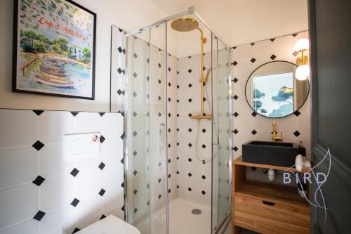 une douche avec une porte vitrée dans une salle de bain dans l'établissement Nice Studio OLIVETTE, à Antibes