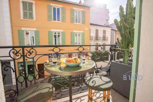 une table avec un bol de fruits sur un balcon dans l'établissement Nice Studio OLIVETTE, à Antibes