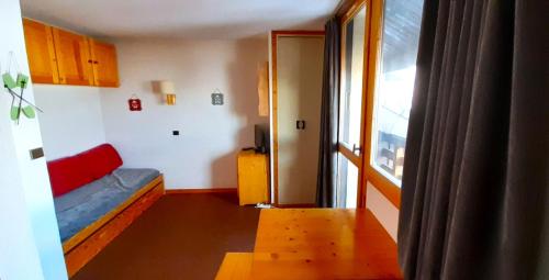 - un petit salon avec un canapé et une fenêtre dans l'établissement Studio 442 au pied des pistes La Plagne, à Aime La Plagne
