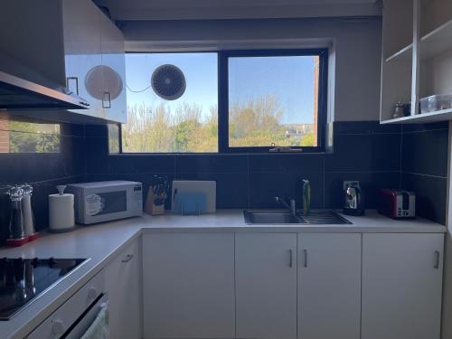 Η κουζίνα ή μικρή κουζίνα στο Bayside apartment