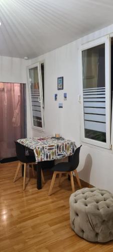 une chambre avec un lit dans le coin d'une pièce dans l'établissement T2 au cœur de La Ciotat, à La Ciotat