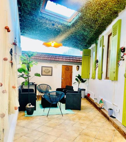 a living room with a fish painted on the ceiling at Maison proche plage et centre ville avec ménage, draps et serviettes inclus in Arcachon