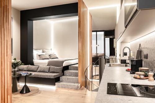 eine Küche und ein Wohnzimmer mit einem Bett in einem Zimmer in der Unterkunft Luxury Suite 2BR in Charming Courtyard Le Marais in Paris