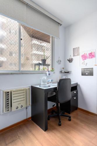 an office with a desk and a chair and a window at Praia de Icarai a 500m in Niterói