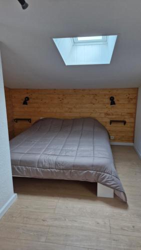 a bedroom with a bed with a skylight at Appartement T4, climatisation, 50m de la plage in Cap d'Agde