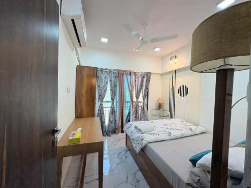 Un pat sau paturi într-o cameră la Stunning 1BHK with view city view, Bandra west 601