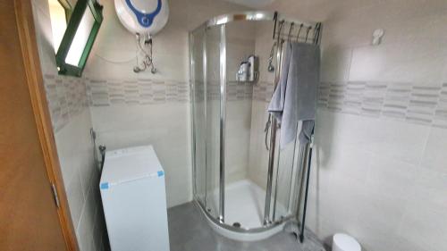 Un baño con ducha y WC. en Hera House, en Parque Holandes