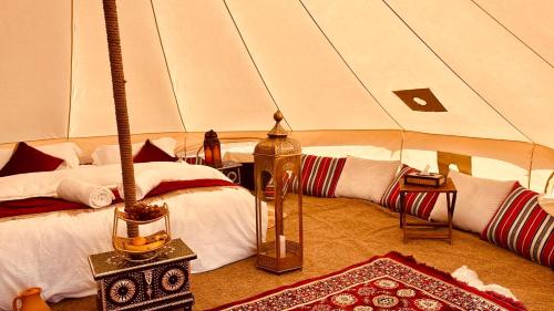 Postel nebo postele na pokoji v ubytování Desert Moments Glamping - full privacy