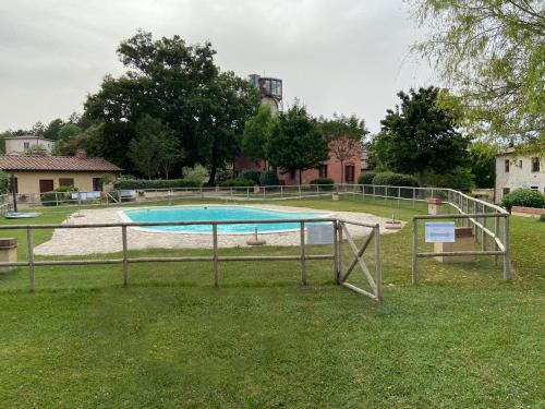 una piscina in un cortile con una recinzione intorno di Il Nido a Gambassi